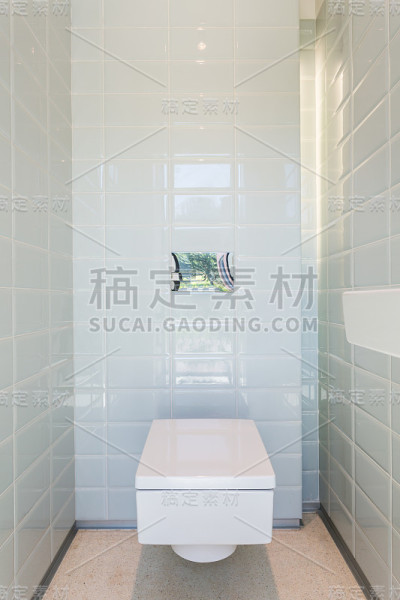 现代浴室中的高光泽马桶