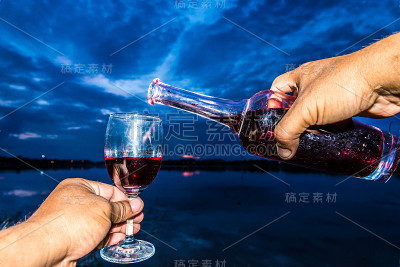 红酒杯和酒瓶