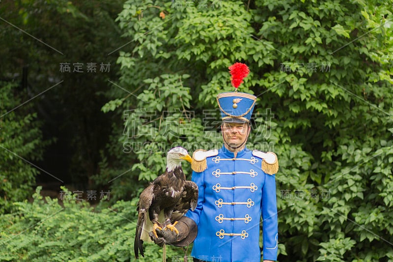 有胡子和秃鹰的警官