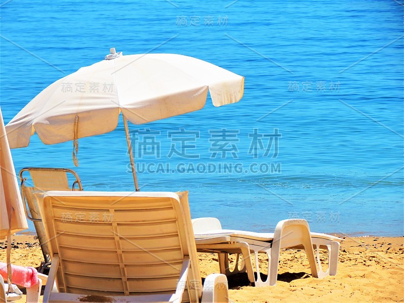 沙滩上的空椅子。