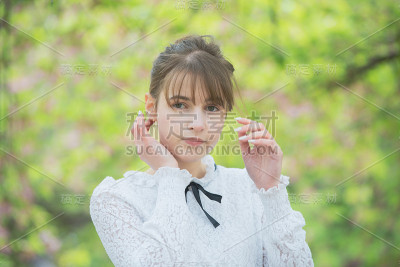 年轻女子被树治好了