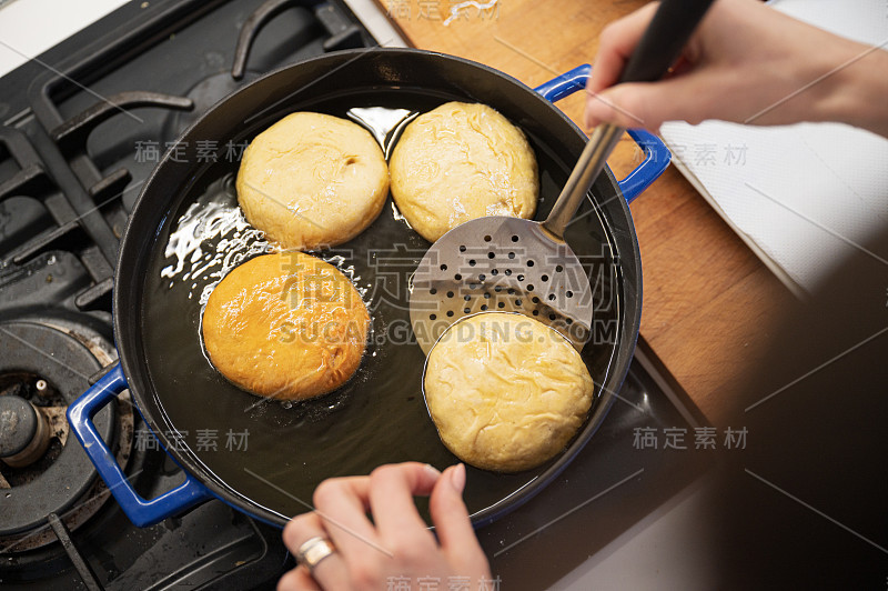 油炸素食甜甜圈的女人