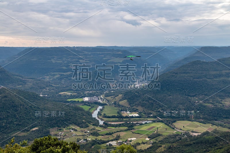 悬挂滑翔在niho das Aguias(鹰巢)- Nova Petropolis，里约热内卢Gra