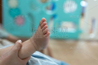 靠近睡着的婴儿的脚