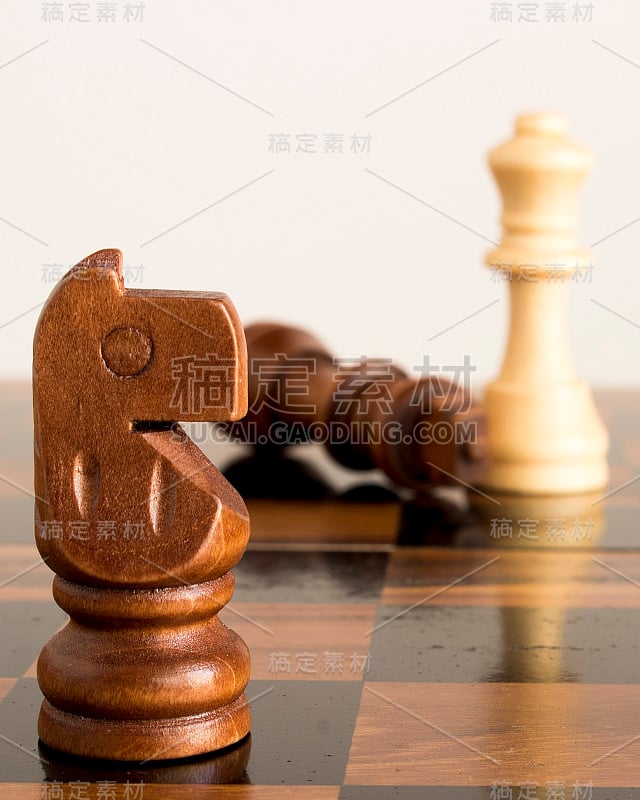 在棋盘上拍摄的象棋