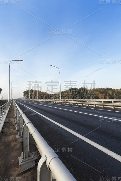 过桥的道路