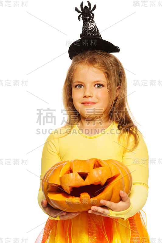 穿着万圣节南瓜装的女孩