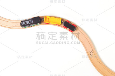白色背景上的玩具火车和木制栏杆。前视图。文本复制空间
