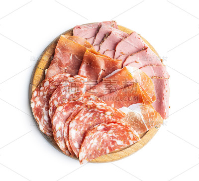 切片意大利腊肠、意大利熏火腿和烤牛肉。