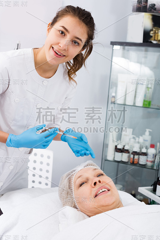 医生使注射
