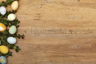 木头上的小树枝和复活节彩蛋，复制空间