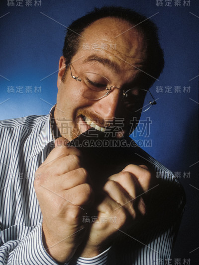 一个愤怒的年轻人的画像