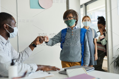 老师在教室里问候孩子