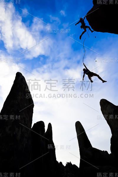 处于危险中的登山队。