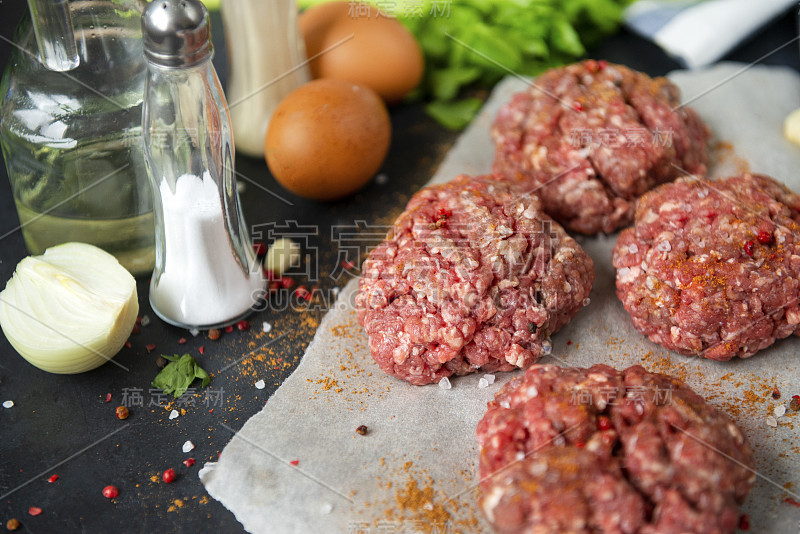 肉汉堡，香料肉片，绿色蔬菜，鸡蛋，大蒜，