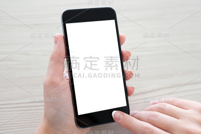 女人的手拿着手机与孤立的屏幕