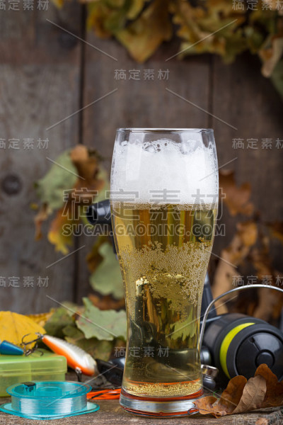 啤酒节上有渔具和一杯啤酒