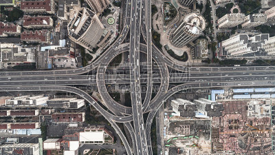 多云天气城市公路和立交桥鸟瞰图