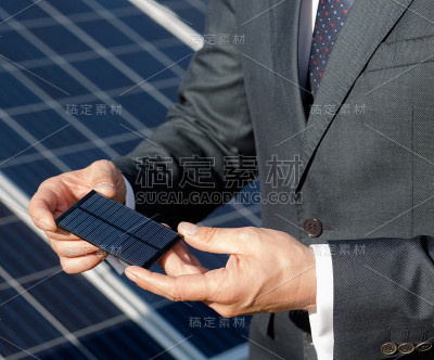 手里拿着光伏元件的商人。