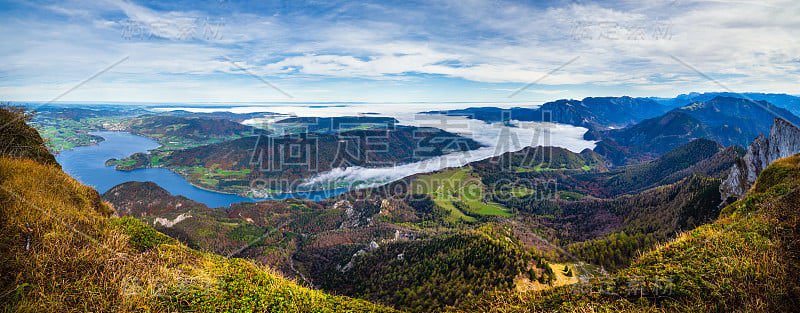 风景如画的秋天阿尔卑斯山山湖从沙夫伯格的观点，萨尔茨卡默古特，上奥地利。