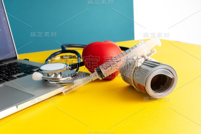 具有医学概念的听诊器和注射器。