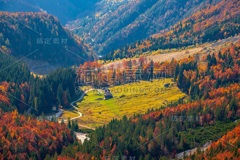 在通往曼加特的路上，美丽的秋色山谷景色