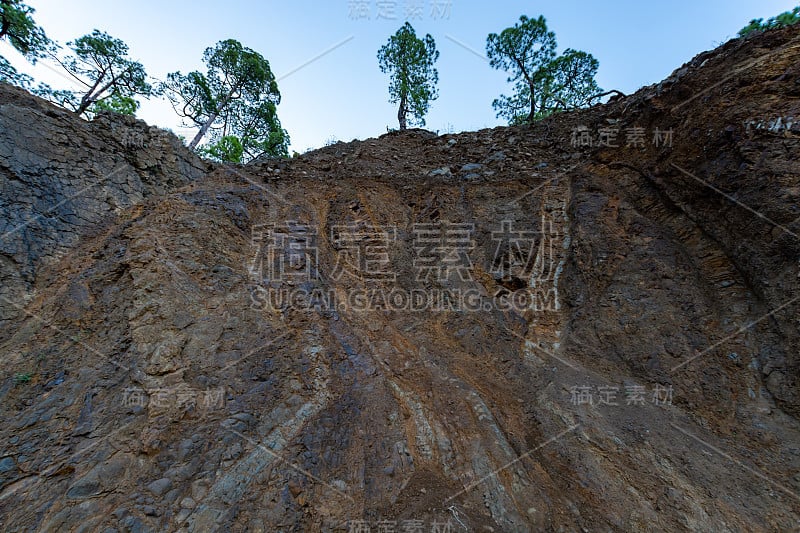 成层火山岩浆喷发后形成岩浆柱的地质构造