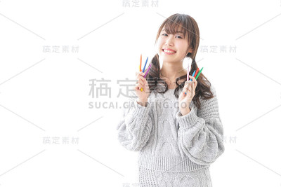 有彩色铅笔的女人