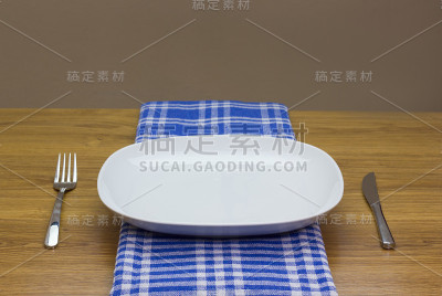 蓝色桌布上的空盘子