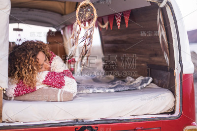 睡在vanlife的小货车里的漂亮长发女人
