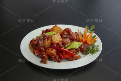 甜酱鱼、牛肉和鸡汤照片