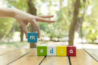 媒体，文字和手