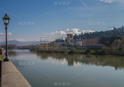 沿着佛罗伦萨的阿诺河散步