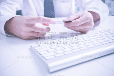 拿着信用卡进入安检的人