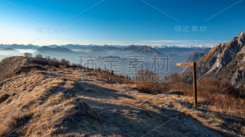 弗里利-威尼斯朱利亚的高山山顶上的冬日日落