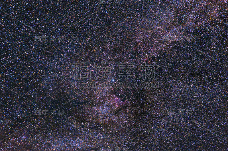 银河系，包括天鹅座的一部分，恒星是天津四和凯弗，以及北美的星云。