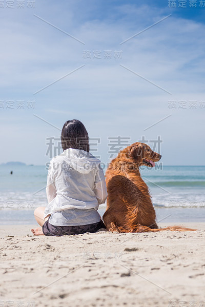 女人和金毛猎犬