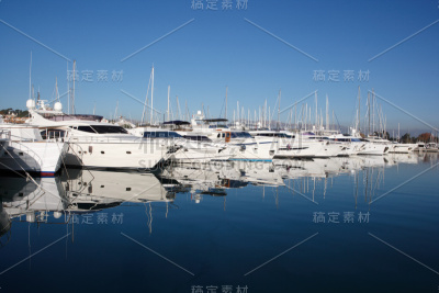 地中海港口的白色豪华游艇