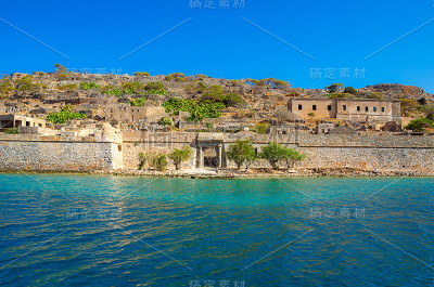 史宾纳隆加岛的景色与平静的大海。在希腊克里特岛的埃隆达湾，有孤立的麻风病人，患有汉森氏病的人。