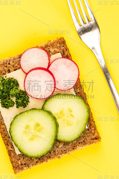 素食面三明治黑麦面包，黄瓜，萝卜和奶酪