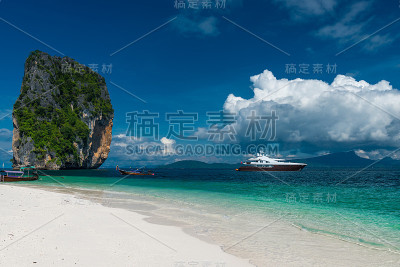 明信片上的美丽景色——岛屿和海上的船只