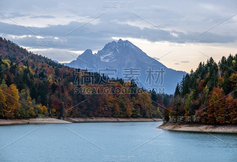 秋季阿尔卑斯山湖维斯塔斯景，萨尔茨卡默古特，上奥地利。