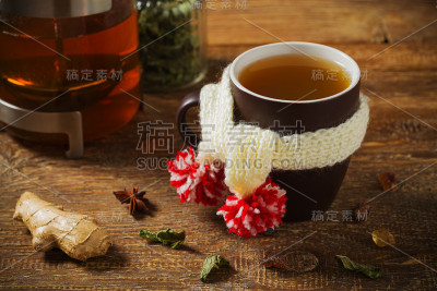 用围巾杯配热茶。