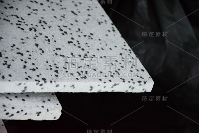 白色和黑色的发泡聚苯乙烯(eps)泡沫板用于防震。