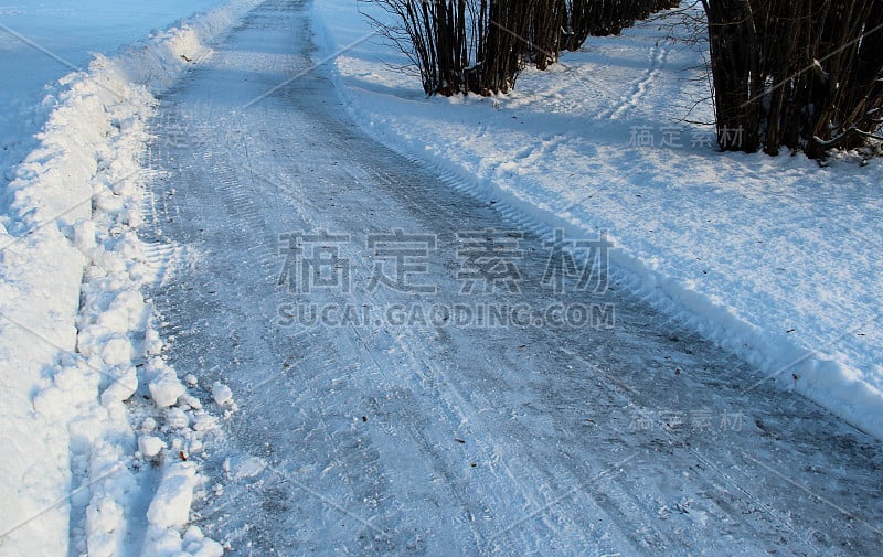 冬天有两条不同的人行道。