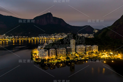 里约热内卢的精英Lagoa区。无人机的夜景。