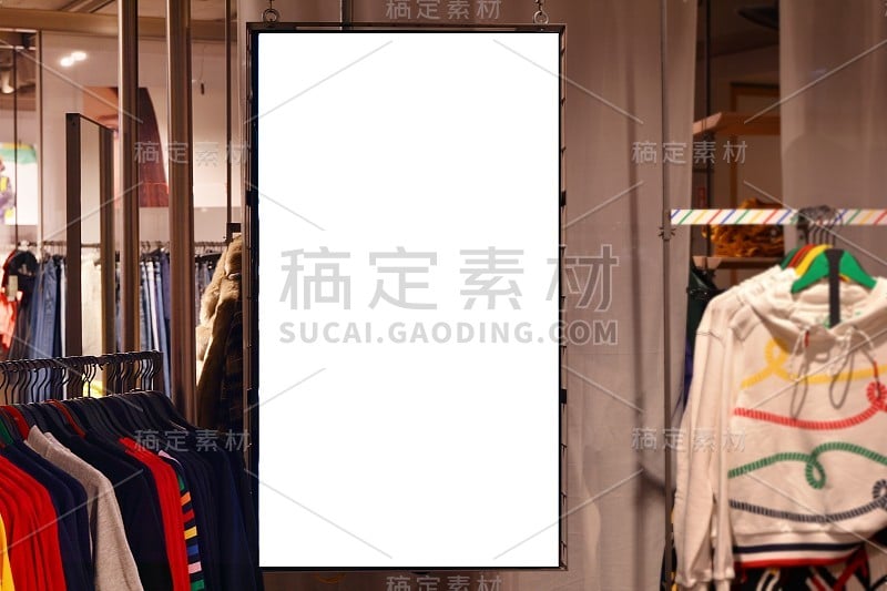 空白展示广告牌为您的短信或媒体内容模糊形象流行服装商店。