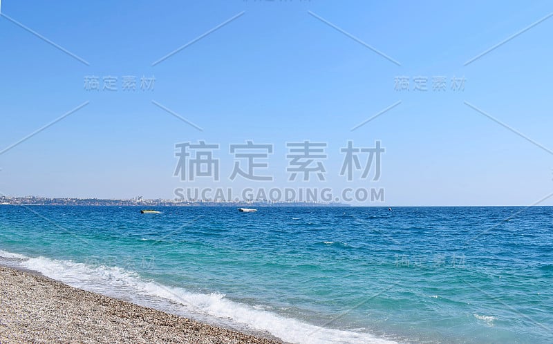 土耳其安塔利亚海滩上美丽的海景。