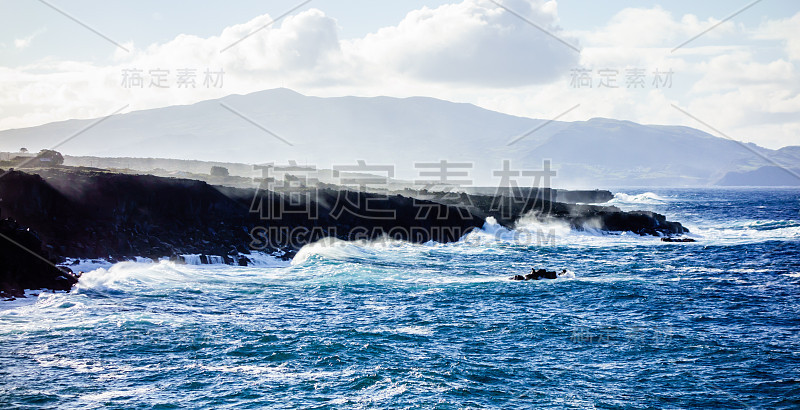 海浪拍打着锯齿状的悬崖。