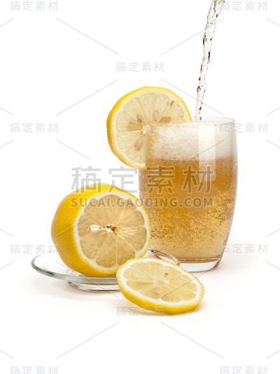 一杯冰柠檬水